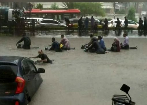 کراچی را سیل برد؛ باران جان ۱۰ نفر را گرفت